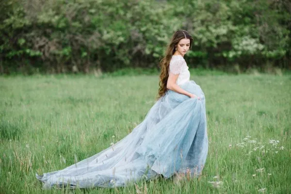 Splendido abito da sposa country colorato 2019 Abiti da sposa bianchi e blu pallido Collo gioiello trasparente Maniche corte In pizzo Le spose indossano il treno