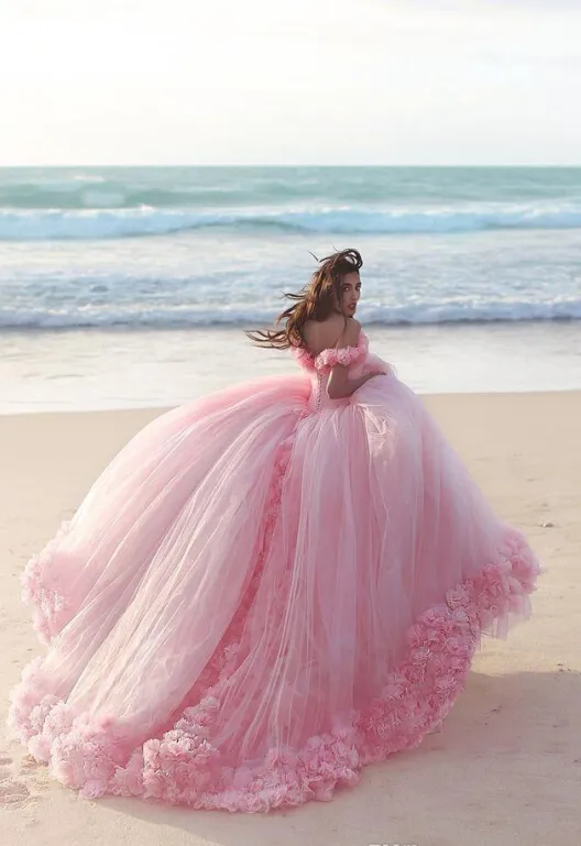 2016 Quinceanera Dresses 어깨에 코르셋에서 아기 분홍색 공 드레스 뜨거운 판매 달콤한 16 댄스 파티 드레스 꽃 손으로 만든