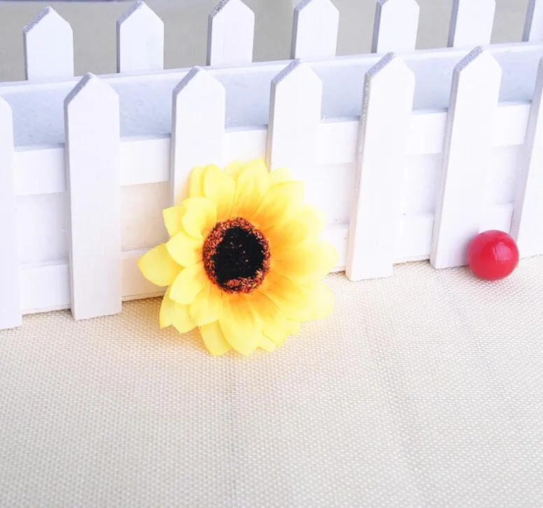 200 pz 7 cm Girasole Artificiale Capolini di Seta Colore Giallo Margherita Gerbera Fiori la Cerimonia Nuziale Festa di Natale Fiori Decorativi