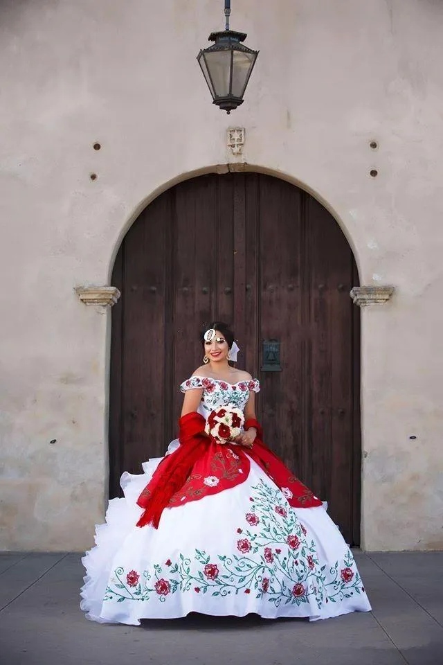 2017 Elegant röd vit satinbollklänningar Broderi Quinceanera Klänningar med pärlor Söt 16 Klänningar 15 års promklänningar QS1011