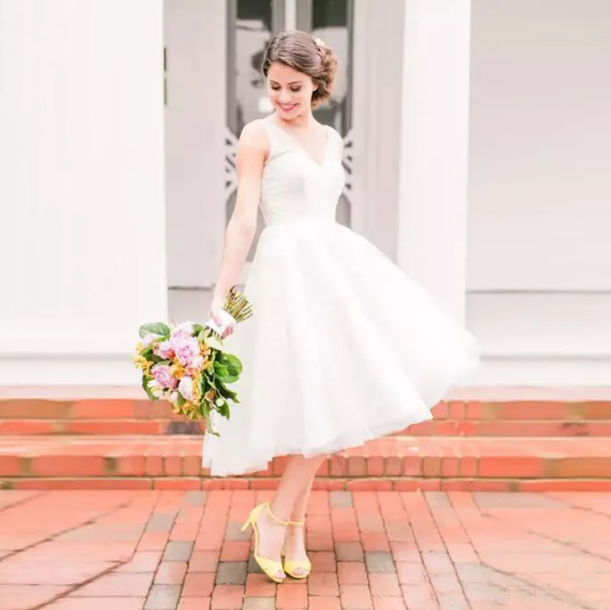 Modest 2017 Dentelle blanche V cou Top Tulle Court Beach Robes De Mariée De Mariée Bon marché Longueur du genou Pays Robes de mariée sur mesure China EN11102