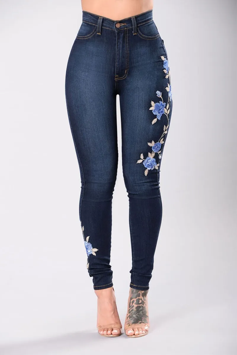 Europese en Amerikaanse stijl vrouwen grote heupen taille hoge jeans stretch broek met blauw roos borduurwerk