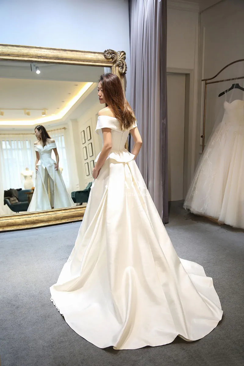 Vendita calda Due pezzi Tute Abiti da sposa Una linea fuori dalla spalla con pantaloni Abiti da sposa Sweep Train Satin Overskirt Vestido De Novia