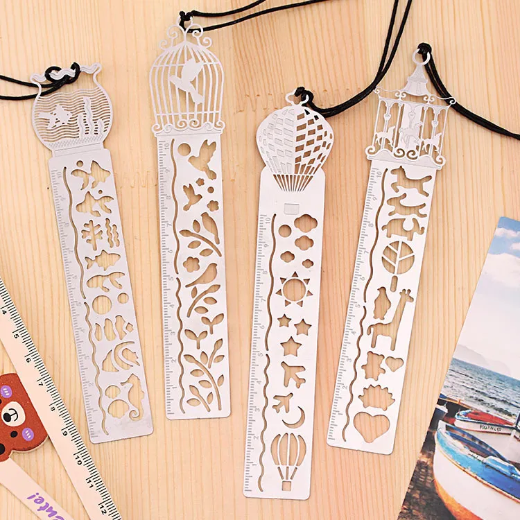 Accesorios de escritorio Marcadores de regla Hollow Mini Metal Bookmark regla graduada Marcas de libro de dibujos animados con paquete minorista 4 estilos Envío gratis DHL