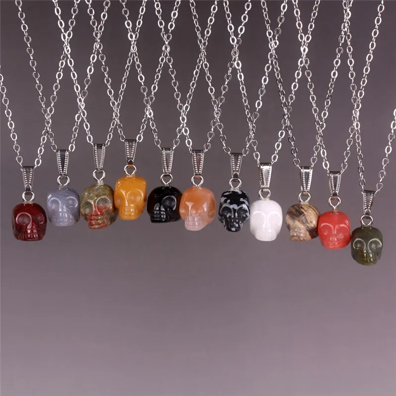 Erstaunliche gemischte geschnitzte natürliche Jasper Jade Achat Alien Schädelkopf Kristall Reiki Heilung Figur Statue Charms Anhänger Halsketten Großhandel