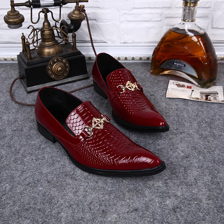 Scarpe eleganti nere da uomo di lusso di vendita calda Moda scarpe a punta modello serpente in pelle verniciata Slip On Scarpe da barca Fascino teschio 38-46