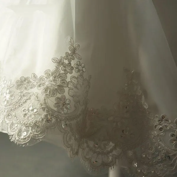 Güzel Kısa Ön Uzun Arka Communion Elbise Kız Yüksek Düşük Çiçek Kız Elbise Düğün için Halter Boyun Dantel Aplikler El yapımı