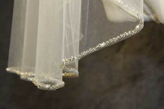 新しい実際の写真ホワイトアイボリーシャンパン結婚式のベールの指先の長さのビーズエッジブライダルベール真珠1層026