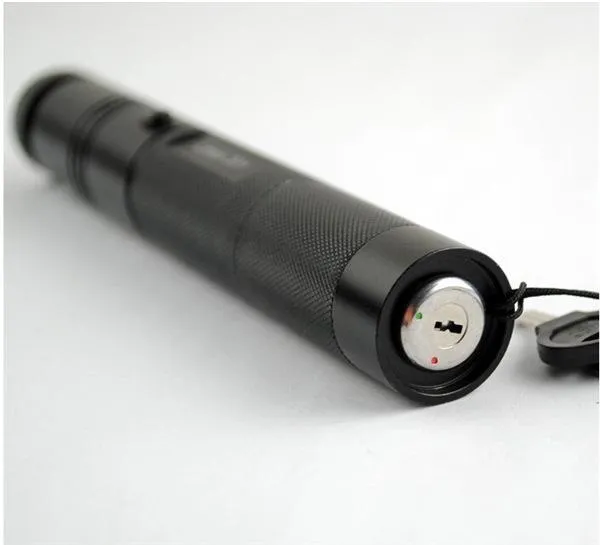 Gratis verzending 532nm Krachtige 301/303 Groen / Rood Laser Pointers Pen Laser Licht 18650 Batterij Retail Box Gratis verzending
