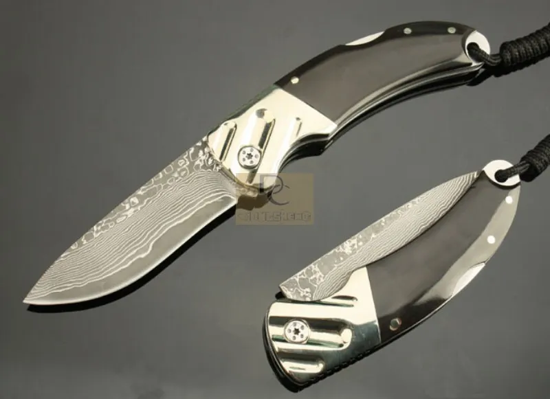 Handgjorda DK041 Damaskus Folding Kniv Handgjorda Damaskus Blade Koppar + Horns Hantera hög kvalitet med lädermantel