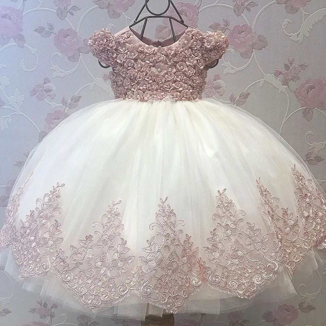 Wunderschönes Spitzen-Ballkleid für Blumenmädchenkleider für Hochzeiten, 3D-Applikationen, Festzug-Kleid für kleine Mädchen, kurze Ärmel, Perlen, Erstkommunion-Kleider