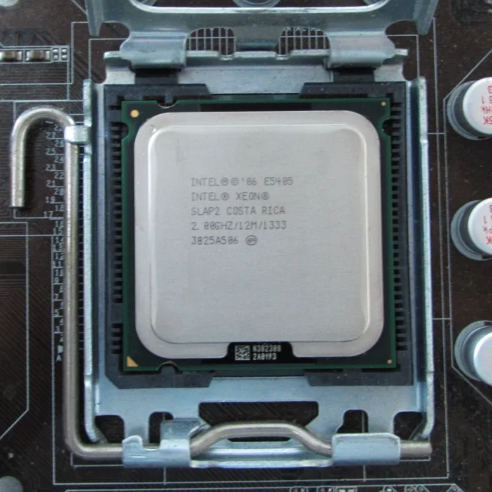 يعمل معالج Intel Xeon E5405 رباعي النواة بسرعة 2.0 جيجاهرتز وذاكرة SLAP2 بسرعة 12 ميجابايت ومعالج SLBBP على اللوحة الأم LGA 775