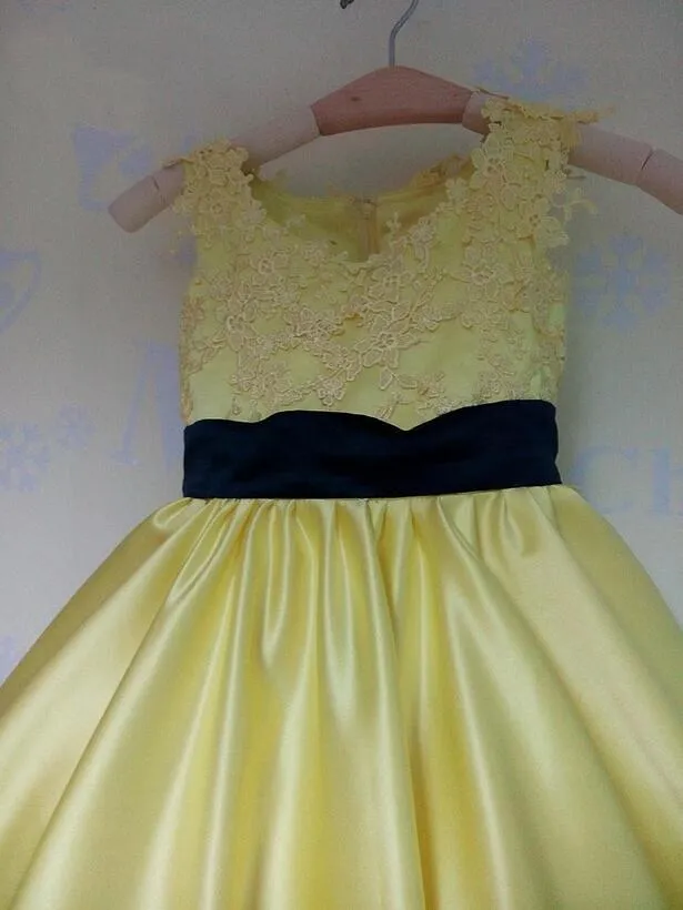 الربيع مشرق الأصفر طفلة فستان جميل بنات مهرجان اللباس الأسود يزين سكوب الكرة ثوب زهرة فتاة الالبسه