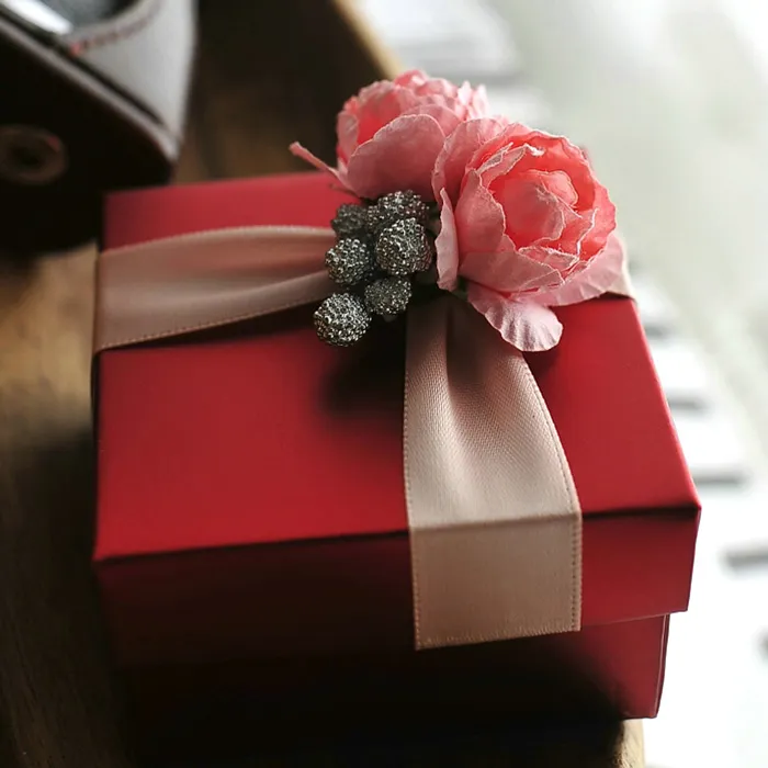 elegante scatola di caramelle rossa con rosa regalo di nozze regalo bomboniere o scatola di colore rosa