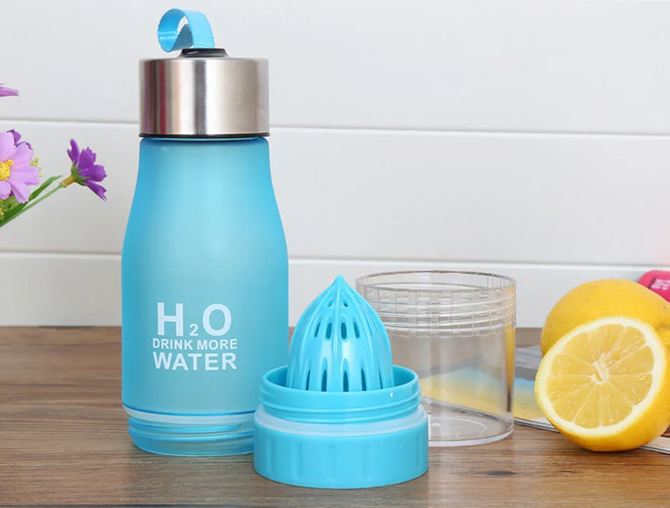 Esprimere bottiglie d'acqua di frutta con infusore da 650 ml di plastica in plastica BPA di succo di limone gratis shaker bottiglia campeggio sportivo con scatola colorata