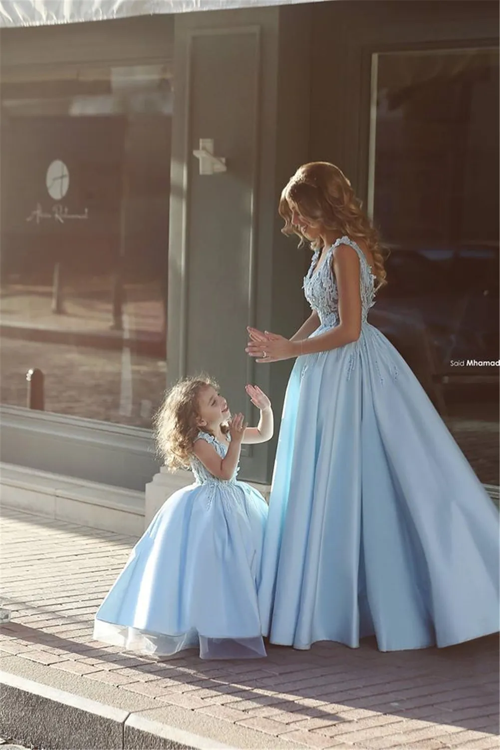 Nuovi fiori cinghie Una linea di Madre e figlia Prom abito di sfera vestito da sera blu vestido longo de festa