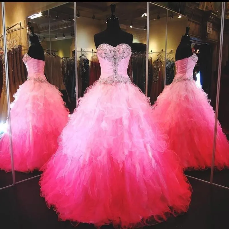 2016 Abiti Quinceanera moderni Sweetheart Bling Perline di cristallo Increspature Abito da ballo a colori graduali a strati Abiti lunghi da ballo lunghi rosa caldo