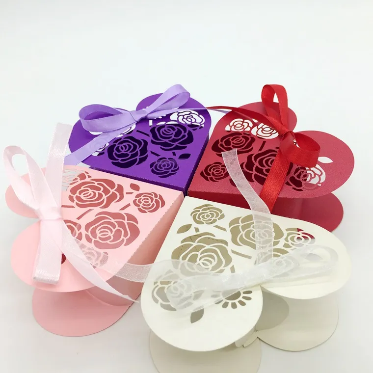 100 sztuk Laser Cut Heart Hollow Rose Flower Candy Box Chocolates Pudełka ze wstążką do Wesele Party Baby Shower Favor Prezent
