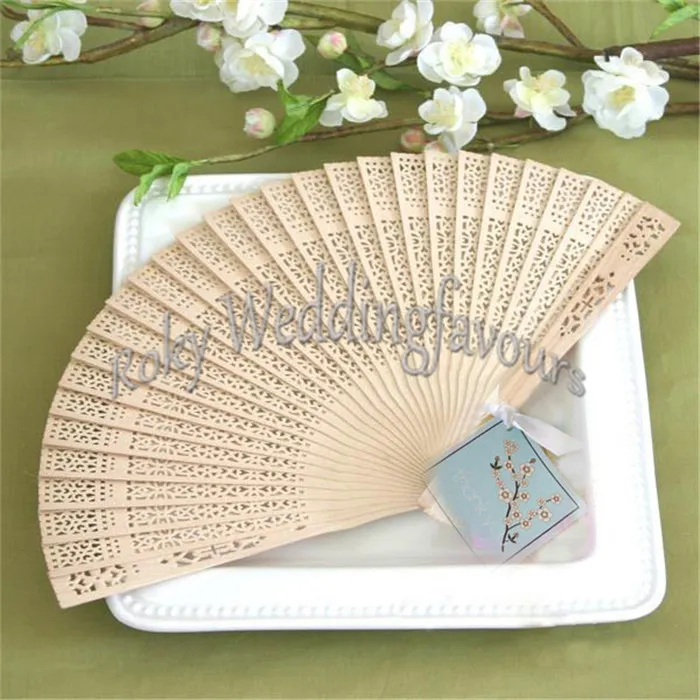 Gratis verzending 50 stks sandelhout fans met kersenbloesem tag party gunsten verjaardag geschenken strand thema bruiloft giveaways Engagement keepsake