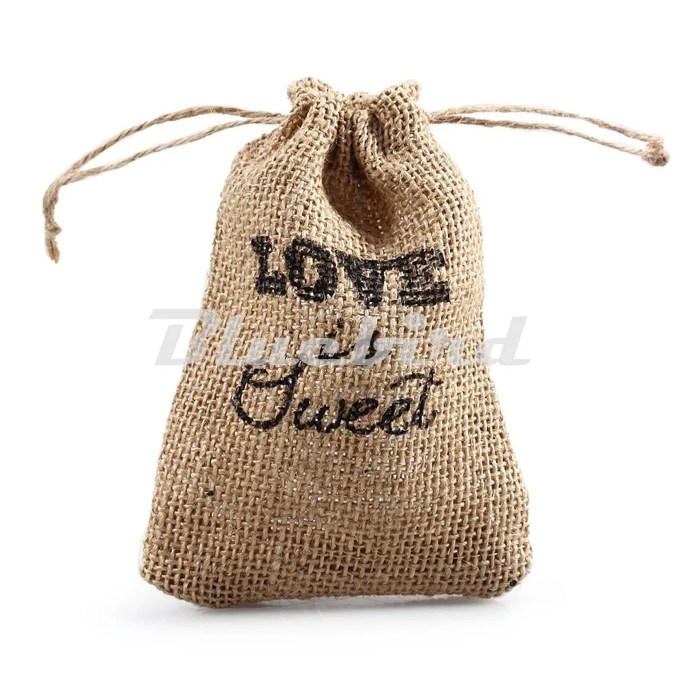 Partihandel-9,5 * 14.5cm Kärlek är söt Vintage Natural Burlap Hessian Bomboniere Bag / Jute Drawstring Packaging Bag (uppsättning 50)