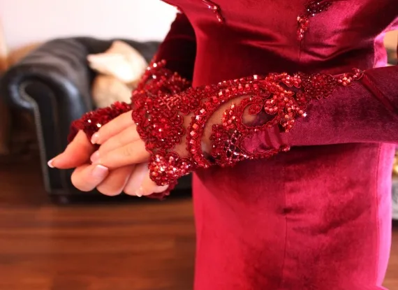 2018 Abaya islámico árabe en Dubai Vestidos de noche musulmanes Escote redondo Terciopelo rojo oscuro Encaje Cuentas de cristal Manga larga Fiesta de sirena Vestidos de baile