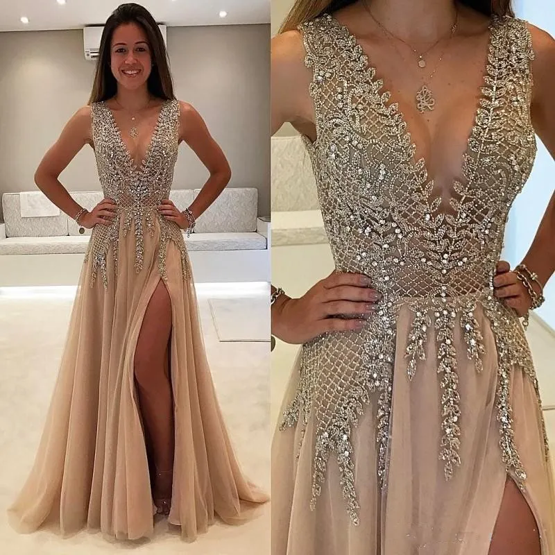 2020 Plus Size Bling Champagne Prom Dresses Perline di cristallo Side Split Illusion Profondo scollo a V Tulle Open Back Party Dress Abiti da sera formale