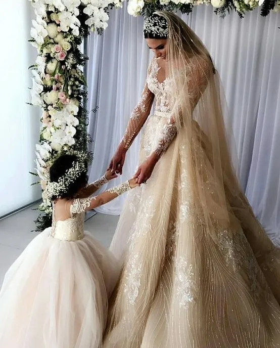 2022 Romantisk utanför axelblommorna Klänningar för Bröllop Brud Illusion Lång Snörs Ärmar Tulle Champagne Designer Kids Dresses