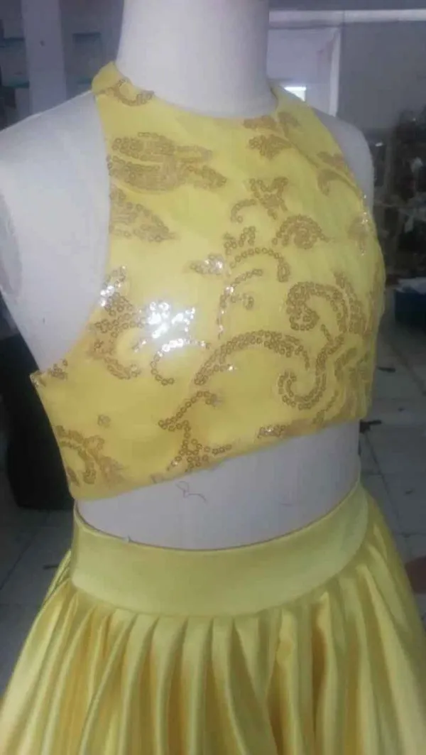 Sparkly 2019 Twee stukken Meisjes Pageant Jurken Halter Hals Mouwloze Pailletten Crop Top Light Yellow Kids Formele jurken Echte afbeelding