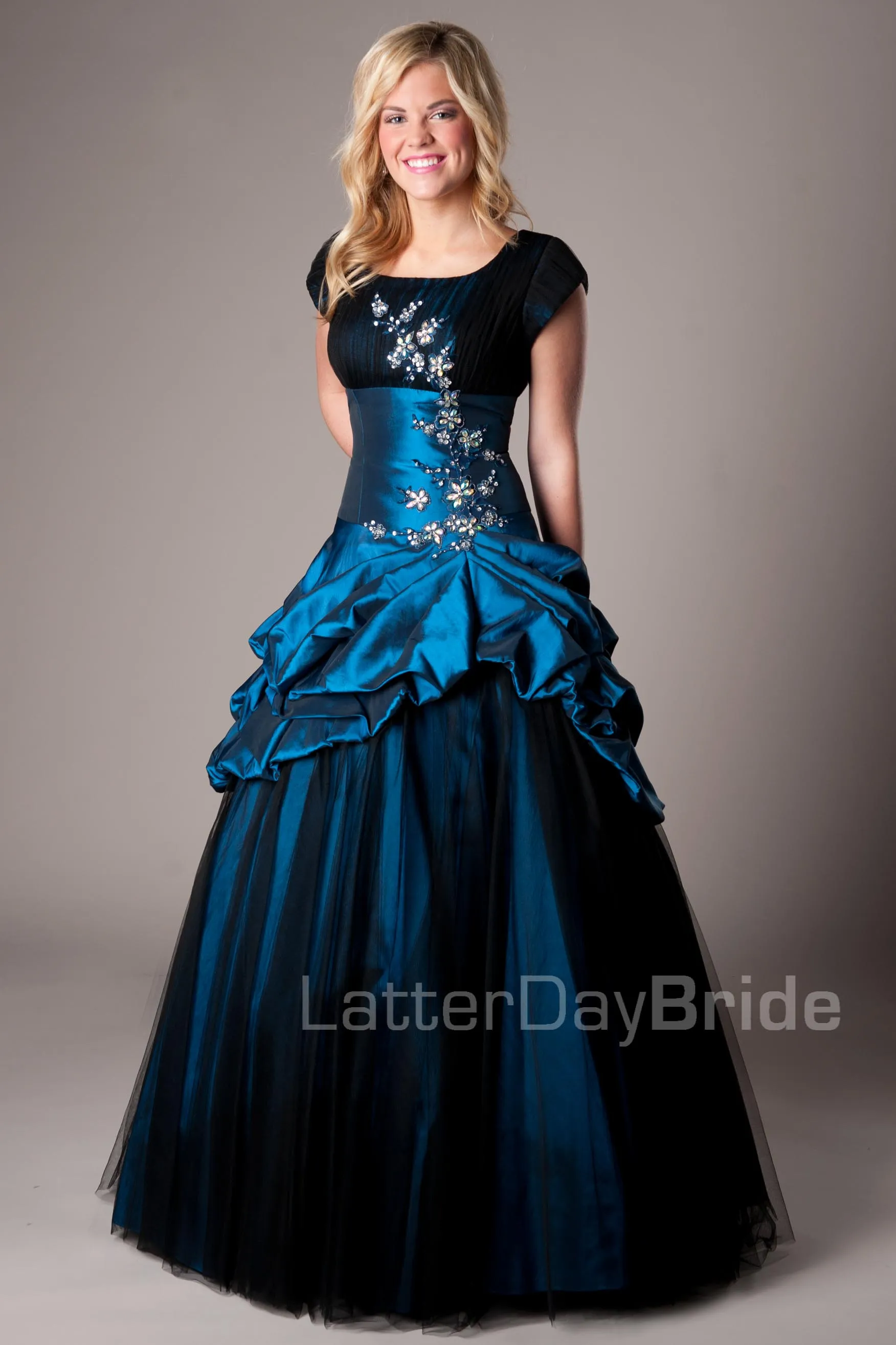 Royal Blue Black Long Ball Gown Modest Prom Dresses met Cap Mouwen Vintage Korte Mouwen Taffeta Seniors Puffy Prom Party Jurken