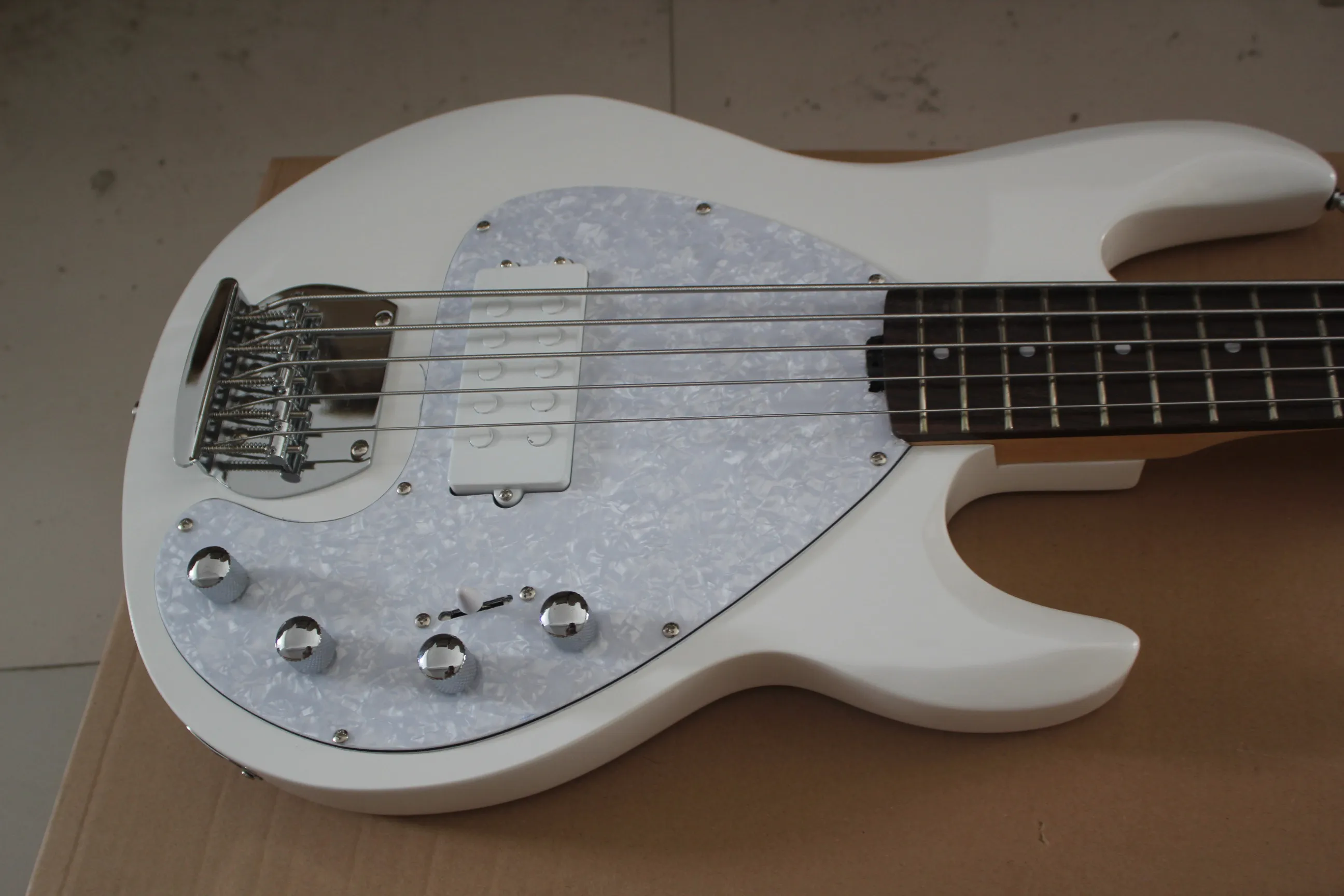 Music Man 5 Strings Bass Ernie Ball StingRay White Electric Guitar Maple Neck White Pickguard Chrome Hardware 9V Battery Active Pickups