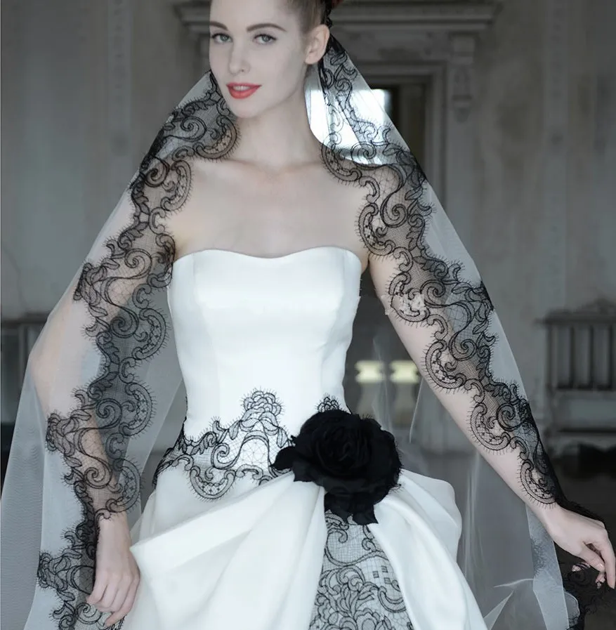 2016 Vente Chaude Robes De Mariée Gothiques avec Voile Gratuit Sexy Col En Coeur Noir Dentelle Applique Blanc Une Ligne Dos Nu Tulle Corset Robes De Mariée