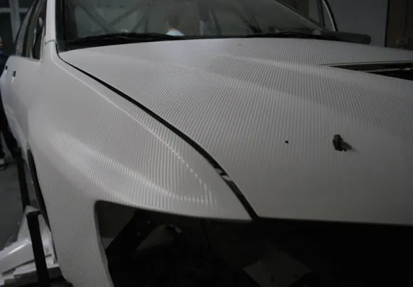 الأبيض من ألياف الكربون 3D الفينيل سيارة التفاف فيلم فقاعة الهواء مجانا سيارة التصميم الذاتي لاصق الكربون احباط الكمبيوتر المحمول 1.52X30M / لفة