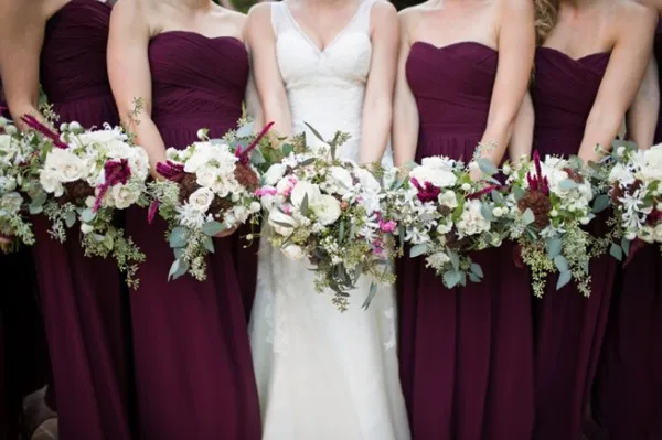 Bridemaids платья винограда фиолетовые бордовые длинные дешевые высококачественные платья подружки невесты рушанные шифоновые длины пола возлюбленные без рукавов без рукавов