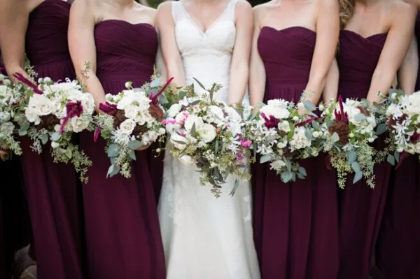 BrideMaids 드레스 포도 보라색 적갈색 긴 싼 고품질의 신부 들러리 가운 루칭 쉬폰 바닥 길이 연인 민소매