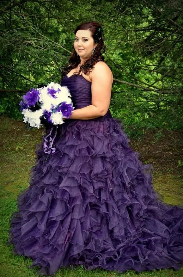 Kolorowe Plus Size Suknie Balowe Suknie Ślubne 2017 Purpurowe Sweetheart Ruffles Organza Ruched Suknie Ślubne Koronki Piętro Długość Suknia Ślubna