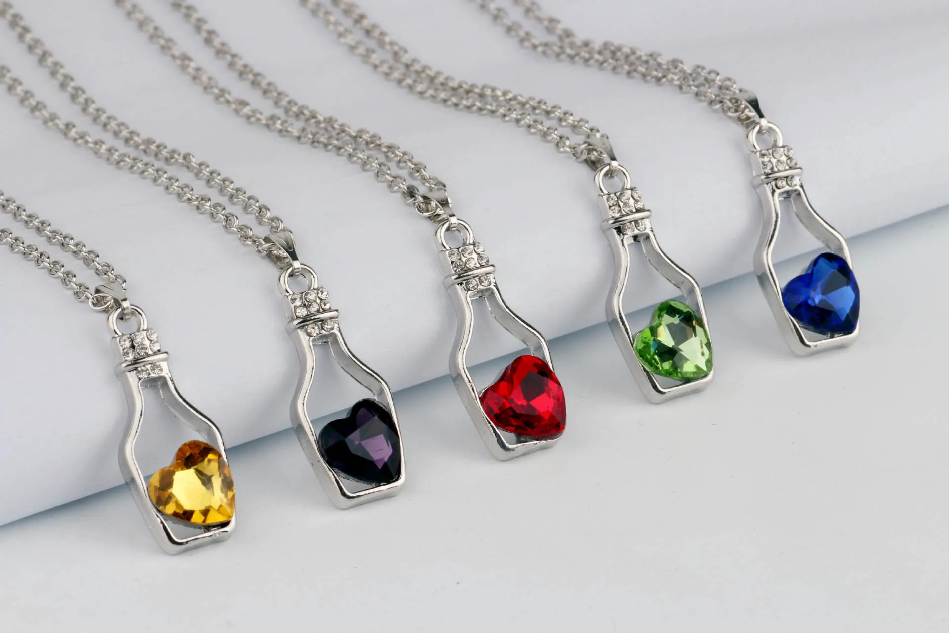 Neue Wishing Bottle-Halskette für Mädchen, kurzer Absatz, Drift-Flaschen, Kristall-Liebesherz-Anhänger-Halskette für die besten Valentinstagsgeschenke