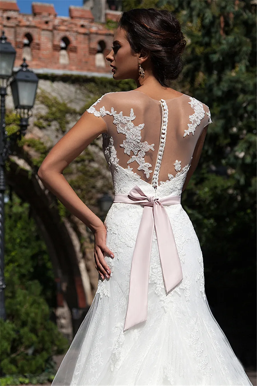 Scoop -Ausschnittsausschnitt Applikation auf Blick durch Spitze und Tüllscheide Hochzeitskleid Illusion Rücken mit rosa Schärpe Brautkleid Vestidos Boda2072652