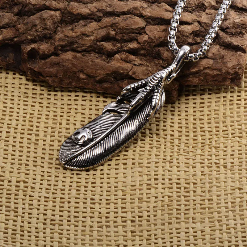 Högkvalitativ Titanium Steel Feather Eagle Claw Hängsmycke Kedjor Halsband för Mens Trendiga Japan Goro's Joyas Male Bijoux