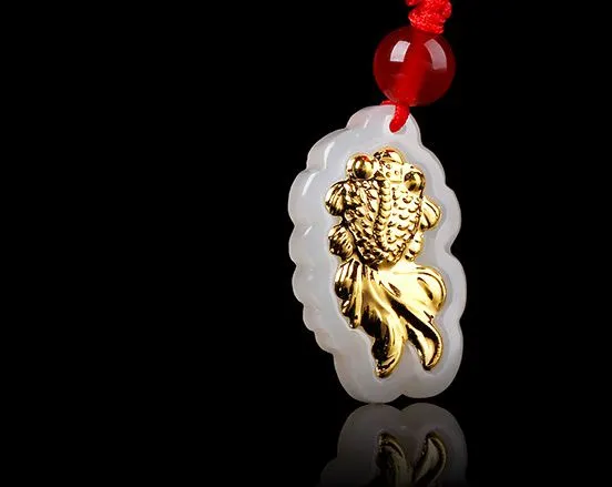 Colliers et pendentifs de poisson rouge en jade incrusté d'or de bon augure année après année (plus de)