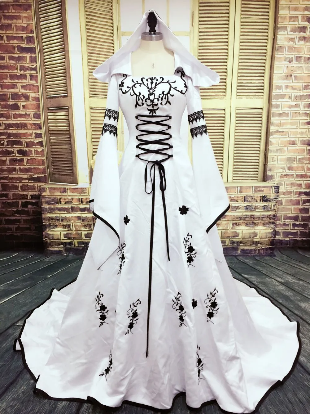 Image réelle gothique robe de mariage noir et blanc avec des robes musulmanes Hat exquis broderie dentelle Robes de mariée de Bell Appliques manches