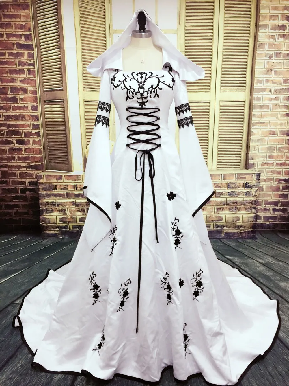 Imagen real Vestido de novia gótico Vestidos musulmanes en blanco y negro con sombrero Bordado exquisito Apliques de encaje Vestidos de novia Mangas de campana