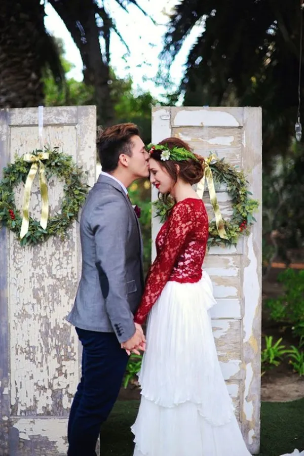 Robes de mariée rouge et blanc fabuleux Une ligne froncée jupe à volants Boho robes de mariée jardin coloré mariées portent des manches longues Illusion