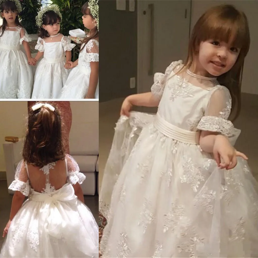 Härlig Vit Kortärmad Blomma Flicka Klänningar För Bröllop Lace Applique Sheer Neck Princes Flickor Pageant Gowns Kids Communion Dresses