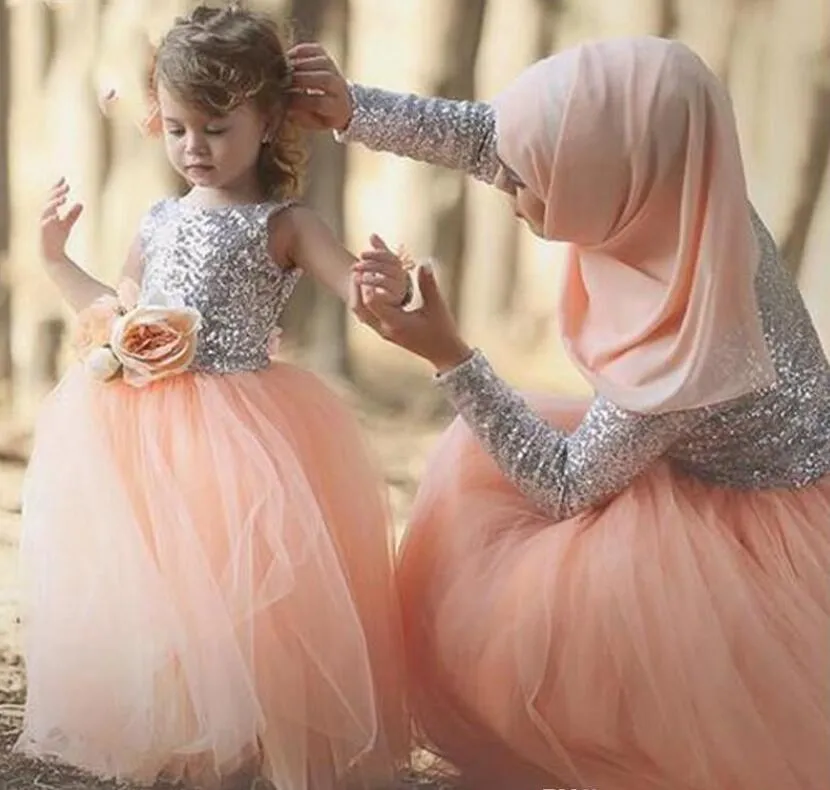 Saudiarabien Sequined Långärmade Prom Klänningar Silver och Peach Pink Aftonklänningar Dubai Kvinnor Billiga Formell Party Vestidos Anpassad