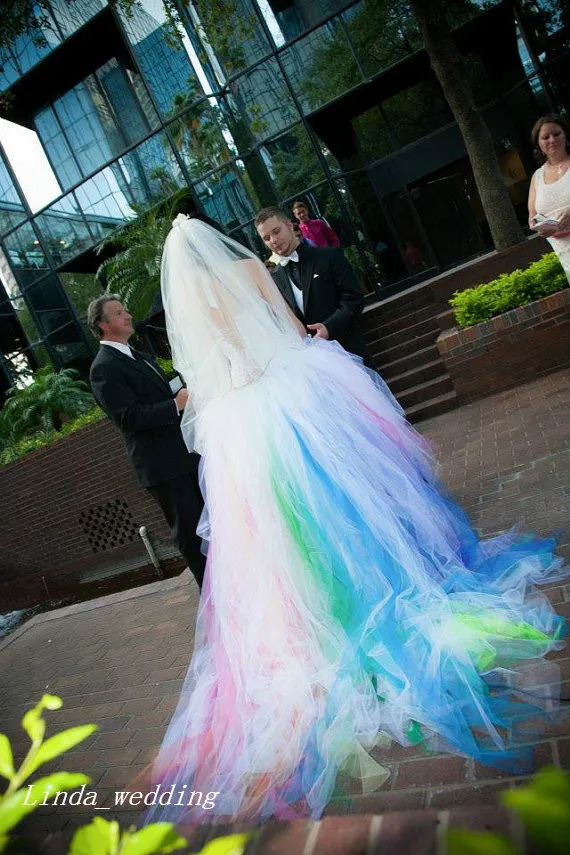 Nieuwe aankomst gekleurde regenboog trouwjurken romantische gezwollen baljurk halter tule lange droom prinses bruids feestjurken