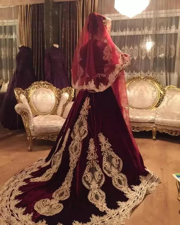 2017 Abiti da sposa vintage in velluto rosso scuro con pizzo dorato applicato in rilievo Corte dei treni Abiti da sposa musulmani Custom Made EN10197