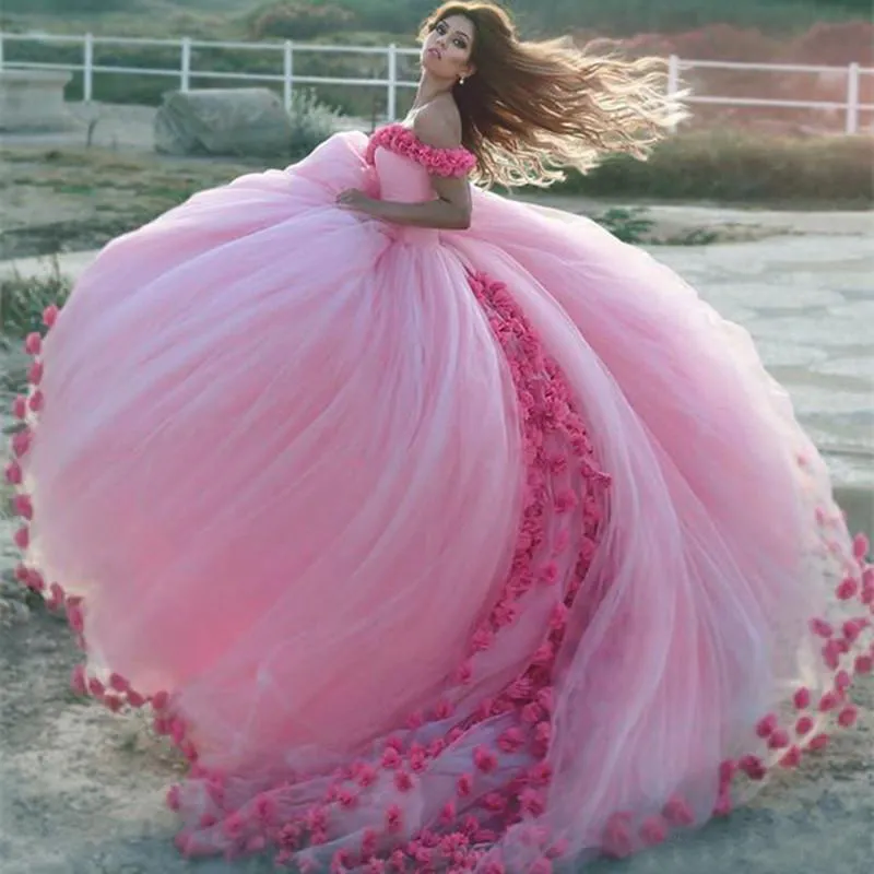 2019 Księżniczka Różowa Quinceanera Suknie Off Ramię Kopciuszek Suknia Balowa Ręcznie Made 3D Kwiaty Uroczy Długie Sweet 16 Dresses EN11013