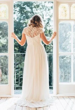 2022 Abiti da sposa economici eleganti Plus size scollo a V con maniche corte Nastro applicativo con abiti di pizzo in chiffon con perline di cristallo