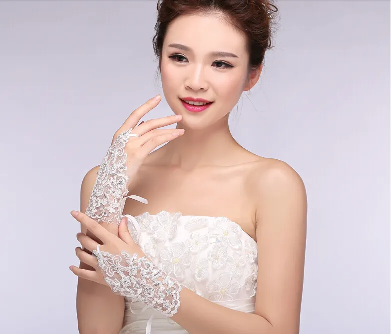 Nouveauté pas cher en Stock dentelle Appliques perles longueur de poignet sans doigts avec ruban gants de mariée accessoires de mariage 2765240