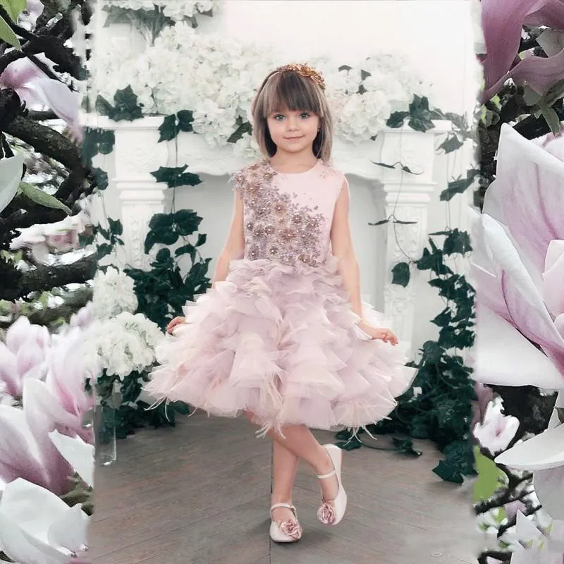 Custom Made Blush Special Flower Girl Sukienki Koraliki Aplikacje Pióro Vintage Krótkie Suknie Ślubne Bez Rękawów Suknie Ślubne Dla Mała Panny Młodej Koronki